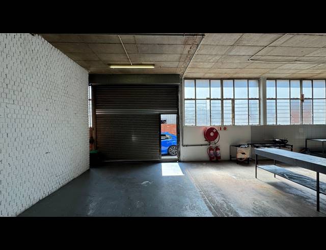 400M² WAREHOUSE TO LET IN WYNBERG